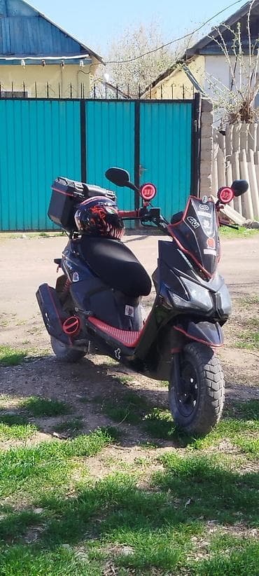 Скутер/мопед городского класса с тюнингом и дополнительным