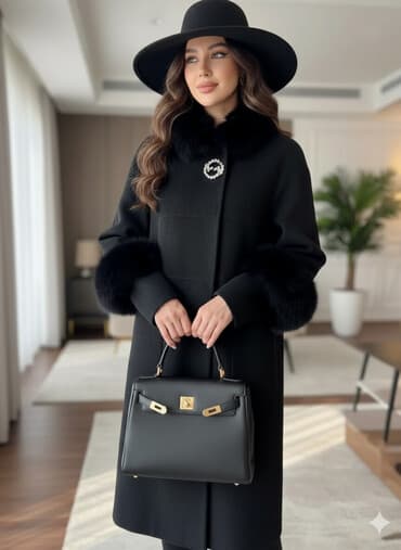 плащ дождовик: Элегантное женское пальто прямого кроя в черном цвете с меховой — 1