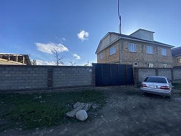 продаю дом в военноантоновке: Продаётся кирпичный дом с большим участком. - Двухэтажный дом из — 3