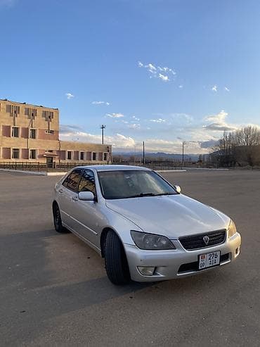 nissan cube авто: Седан серебристого цвета с правым рулем. Кузов 4‑дверный — 2