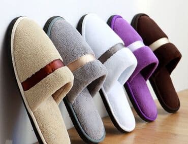 Аксессуары: Тапочки унисекс, представленные в различных вариантах: из тисненой — 2