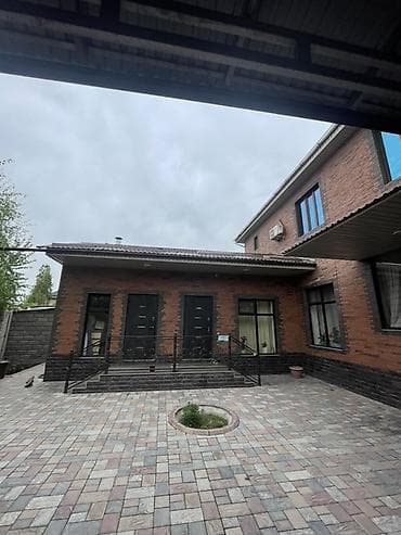 Просторный кирпичный дом с благоустроенным двором 6 комнат. 3 санузла — 2