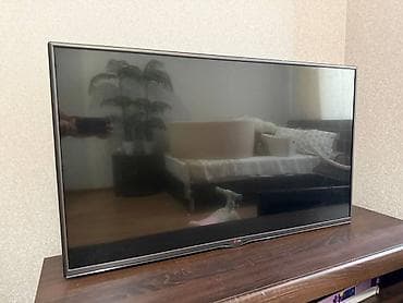 Телевизор LG, диагональ около 42–47 дюймов (ориентировочно)