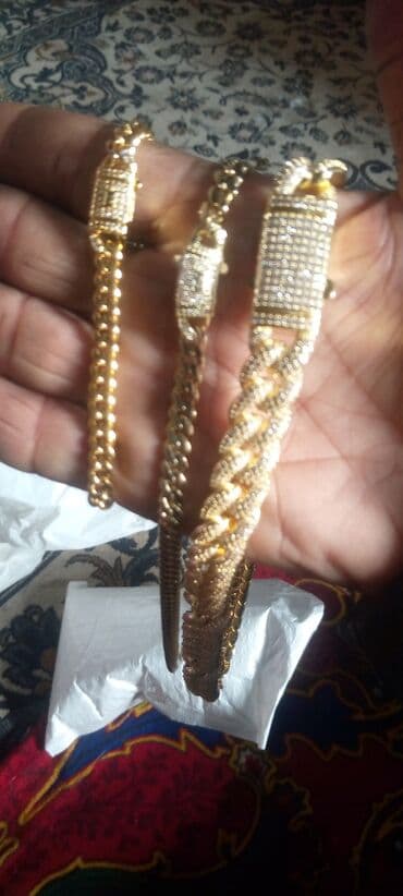 ош кийим: Набор ювелирных браслетов и цепочки в золотистом цвете. Состав — 3