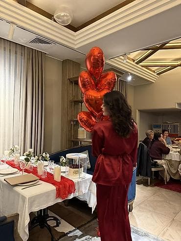 костюм черный: Костюм женский из атласной ткани, оттенок глубокого бордо. Состав — 3