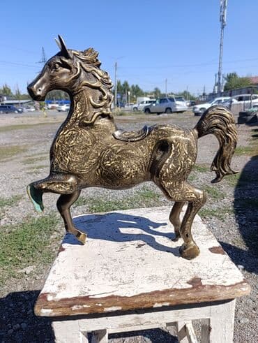 Статуэтка конь. Металл, наверное бронза, одна нога сломана. Размер 40