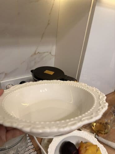 суп набор: Белая сервировочная посуда с рельефным барочным декором по краю — 2