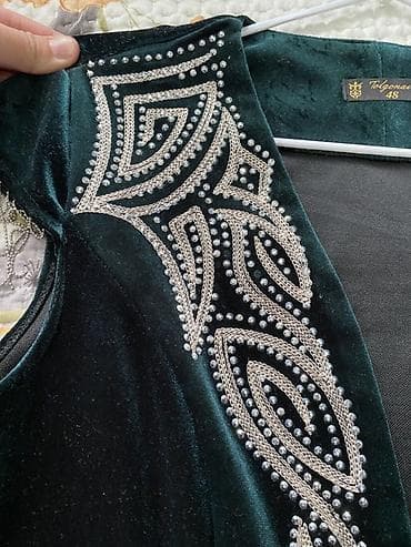 сарафаны вельветовые: Вечернее бархатное платье с декоративной отделкой стразами и бусинами — 3