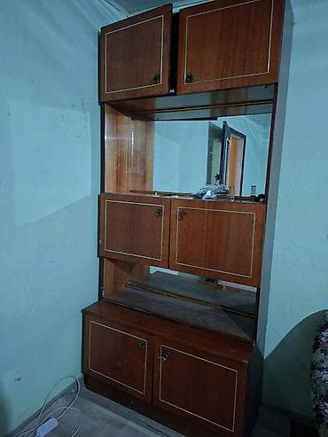 столы сундуки: Шкаф-витрина с зеркалом, выполнен в классическом стиле под тёмное — 1