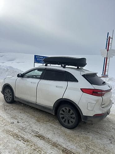 богажник рейлинг: Электромобиль кроссовер (белый) с установленным багажником-боксом на — 7