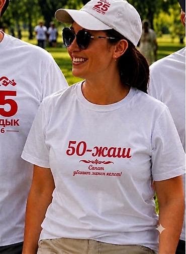 Мужская одежда: Футболки и кепки с тематическими принтами для юбилеев и дат - Белые — 3
