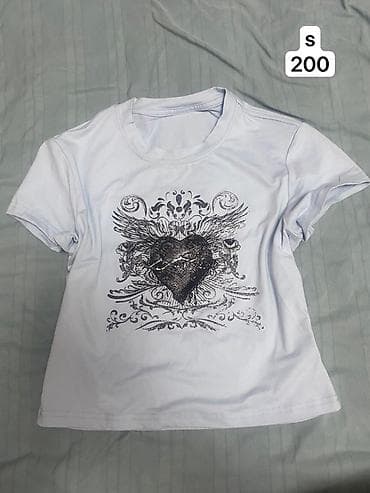 Верхняя одежда: Белая женская футболка с коротким рукавом и круглым вырезом. Спереди — — 1