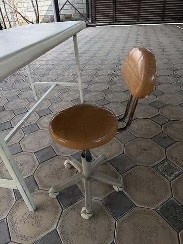 Кресло-табурет на колесиках с круглым сиденьем и спинкой. -