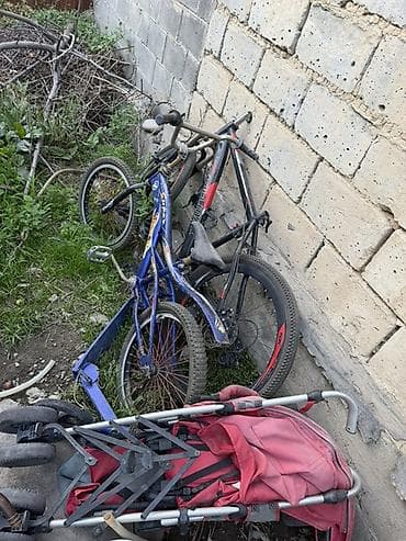 Детский транспорт: Детские товары: два велосипеда и прогулочная коляска-трость - — 1