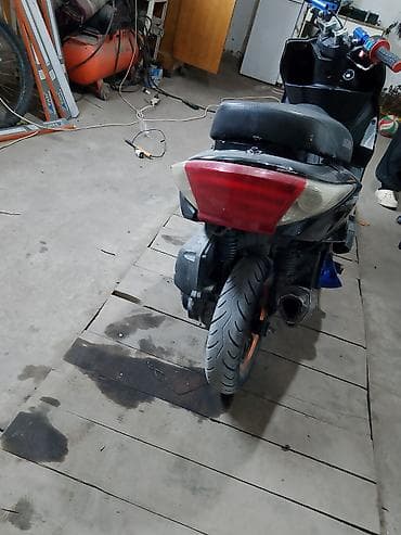 двигатели на мотоциклы: Скутер TOYO 150 (по боковым наклейкам). Черный пластик, сиденье — 3