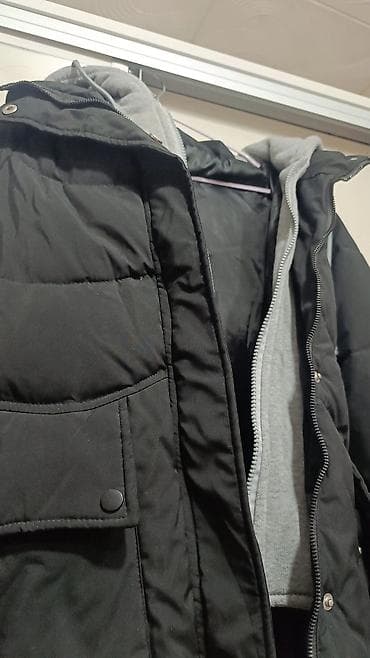 флис толстовки: Утеплённая черная куртка-пуховик с трикотажной вставкой-худи — 3