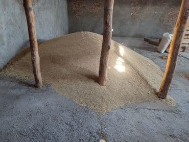 пекарский печь: Большая насыпь светлого зерна, вероятно, овса или ячменя — 1