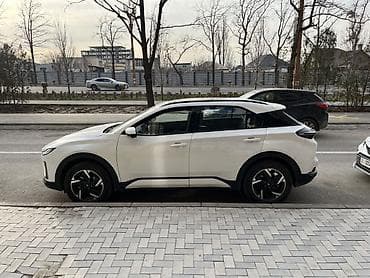 спорт купе: Электромобиль кроссовер, белый кузов с чёрной крышей. Современный — 2