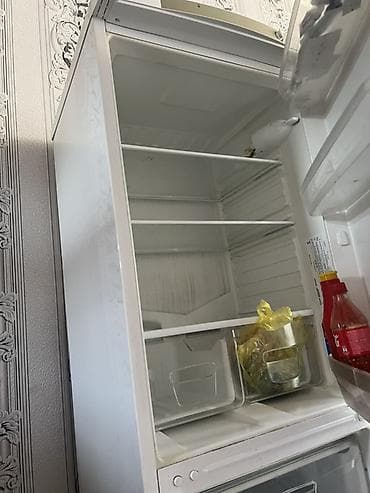 12 mini: Холодильник Indesit, Б/у, Двухкамерный — 3
