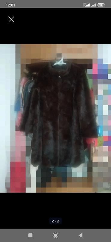 Шуба из тёмного меха (вероятно, мутон/астраган или качественный