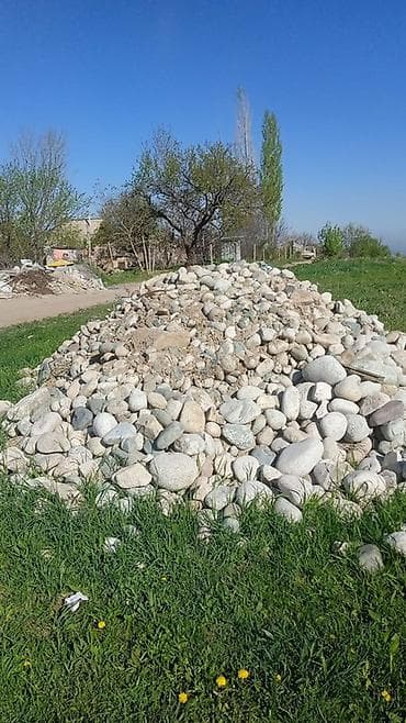 горные камни: Речной/окатанный камень и бетонные бордюры - Большая куча природного — 2