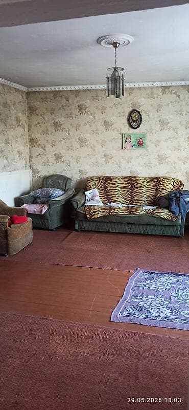 с отдельным входом: Дом с участком и отдельным въездом через высокие металлические ворота — 8