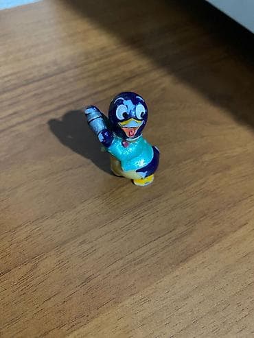 Миниатюрная фигурка пингвина - Материал: окрашенный пластик/смола at lalafo.kg Миниатюрная фигурка пингвина - Материал: окрашенный пластик/смола