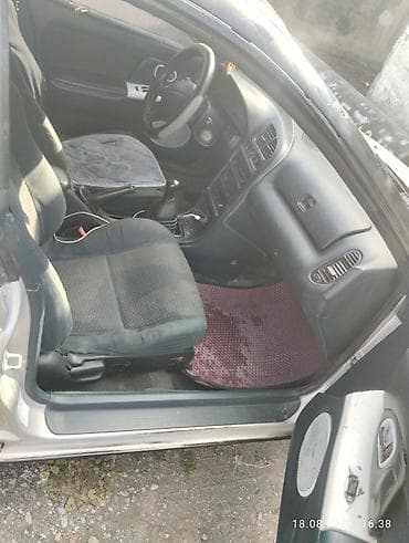 sprinter 516: Mazda 323: 1995 г., 1.5 л, Хэтчбэк — 5