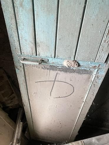 Деревянные двери/ставни винтажного типа, окрашенные в светло‑голубой — 2