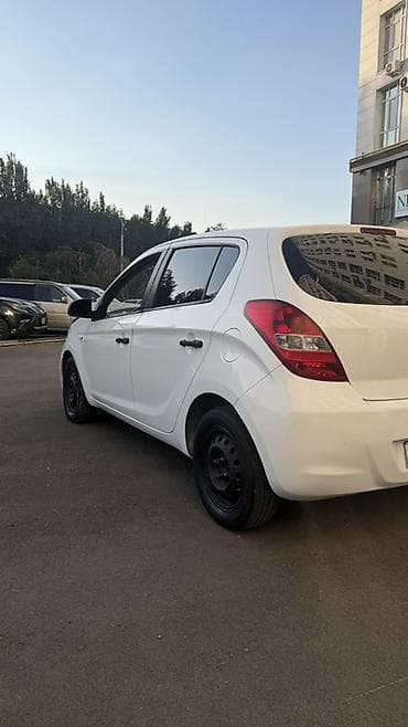 Транспорт: Hyundai i20: 2010 г., 1.3 л, Механика, Бензин, Хэтчбэк — 4