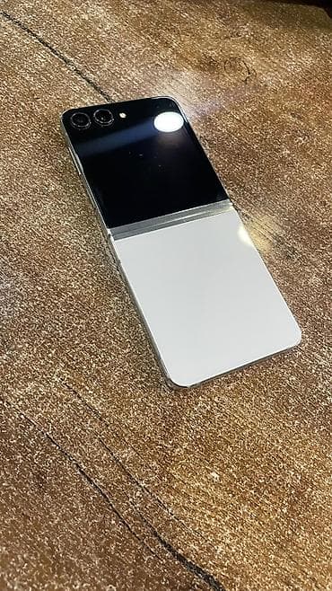 Samsung Z Flip 5 5G память 512/12 в хорошем состоянии все чётко