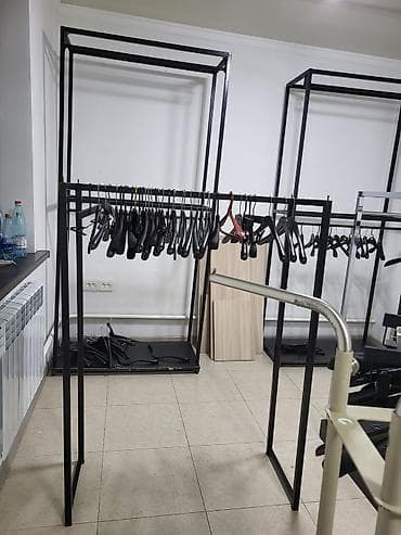 3д формы: Металлическая напольная стойка-рейл для одежды - Конструкция: прочная — 1