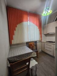 срочно продаётся 1 комнатная квартира в районе ошского рынка по улице молодая гвардия токтогула: 2 комнаты, 41 м², Индивидуалка, 2 этаж, Евроремонт — 1