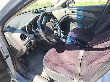 mazda 323: Chevrolet Cruze: 2010 г., Седан — 6