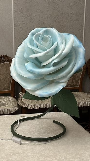 Настольный и настенный светильник в виде крупной розы. - Дизайн