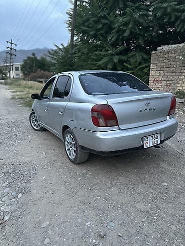 Toyota Echo: 2000 г., 1.5 л, Механика, Бензин, Седан