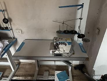 Промышленный оверлок Jack на столе с комплектом подачи нитей - Тип
