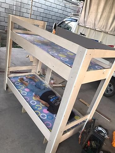 small table: Двух яростный кровать 180x72см
Доставка бесплатная 
 звонить! — 2
