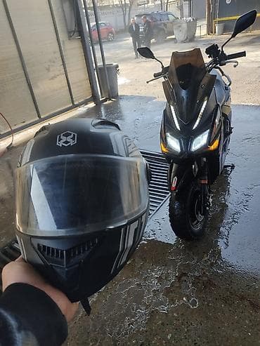 реле на скутер: Скутер/мопед спортивного стиля, черный, с ветровым стеклом и яркой — 3