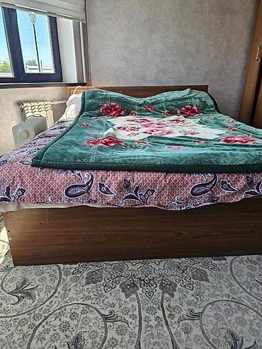 Спальные гарнитуры: Спальный гарнитур в классическом стиле, отделка под тёплое дерево — 1