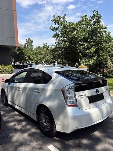 Toyota Prius: 2010 г., 1.8 л, Вариатор, Гибрид, Хэтчбэк — 2