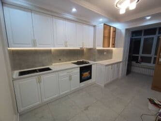 навесной кухонный шкафчик: Кухонный гарнитур в современном стиле - Линейная компоновка с высоким — 5