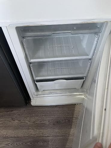 моторчик холодильника: Холодильник двухкамерный, белый, с нижней морозильной камерой. Высота — 4