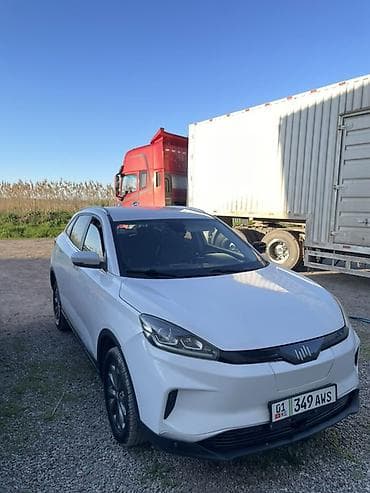 Электромобиль кроссовер (белый) - Кузов: компактный 5‑дверный