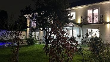 сдаю особняки: Двухэтажный загородный дом с подсветкой фасада и собственным двором — 3