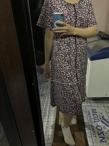 Платье-халат на молнии с цветочным принтом. - Длина: миди, ниже