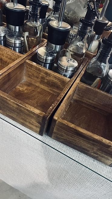 Посуда: Набор для сервировки стола Состав: - Стеклянные бутылочки-дозаторы — 1