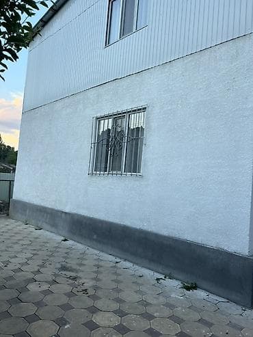 жильем: Продаётся двухэтажный жилой дом с благоустроенным двором. Основные — 2