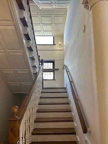 дом частный бишкек: Просторный двухэтажный жилой дом с благоустроенным двором. Размер — 4