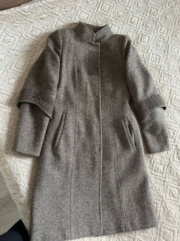 серое пальто: Все по 1000 сом, размеры женские 40-42, мужской 50-52. в хорошем — 2